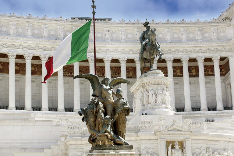 Monumento di Vittorio Emanuele II con bandiera italiana