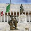 Monumento di Vittorio Emanuele II con bandiera italiana